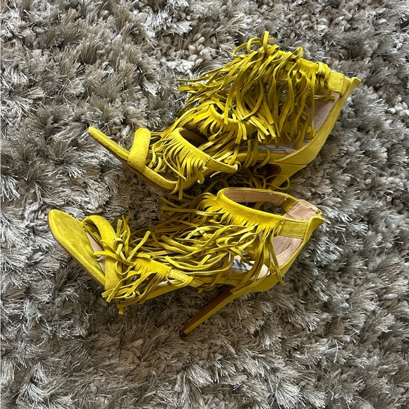 Fringly Yellow Suede Sandals by Steve Madden. Size 8.5. Never worn! - Picture 3 of 5